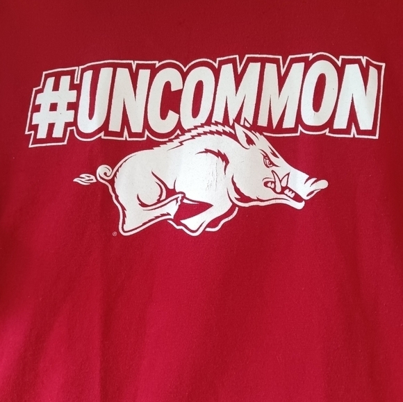 Men's Arkansas Razorbacks Red T Shirt Size Medium Unisex #Uncommon - Picture 2 of 3
